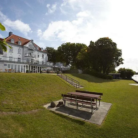 Sixtus Sinatur & Konference Hotel