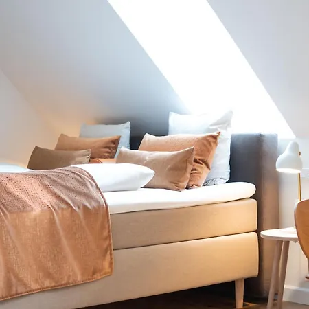 Sixtus Sinatur & Konference Hotel