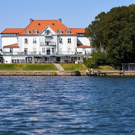 Sixtus Sinatur & Konference Hotel 4*