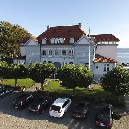 Sixtus Sinatur & Konference Hotel