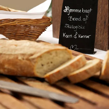 Sixtus Sinatur & Konference Hotel