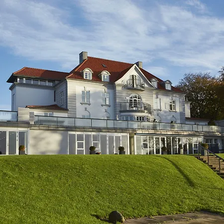 Sixtus Sinatur & Konference 4*