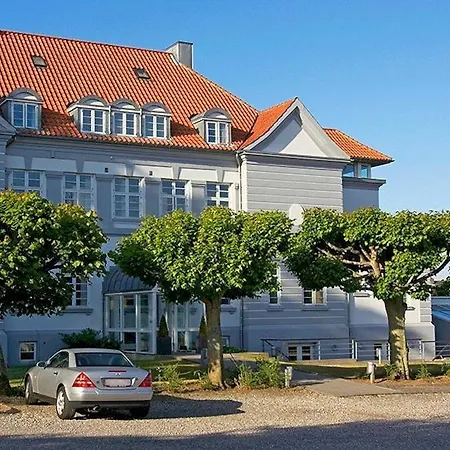 Sixtus Sinatur & Konference 4*